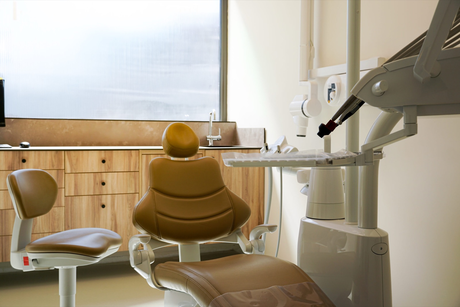 Gabinete dental con sillón y equipo en una clínica de San Sebastián de los Reyes